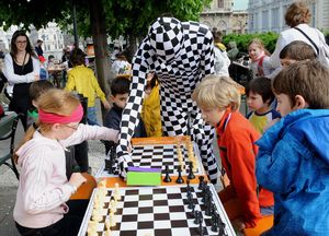 Chessman prüft die Uhr